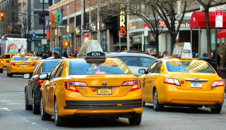 Gelbe Taxis im New Yorker Stadtverkehr – Urbanes Cassollage-Streetlife

