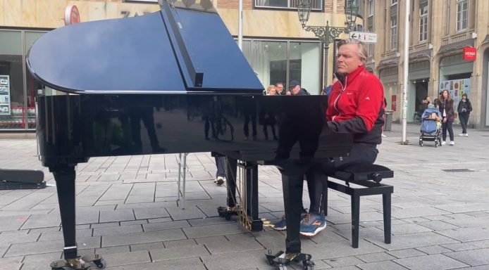 Carsten Esser von Cassollage spielt beim Open Piano in der Düsseldorfer Altstadt.