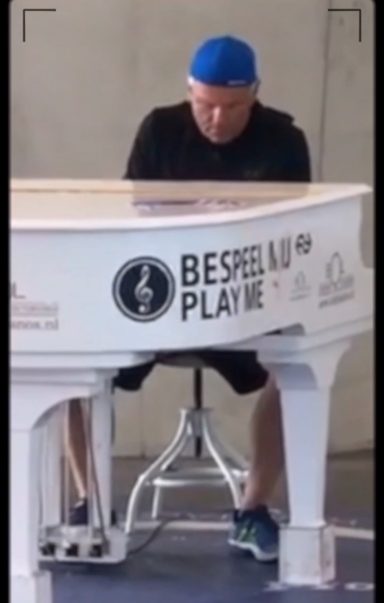 Carsten Esser von Cassollage spielt an einem weißen öffentlichen Klavier.
