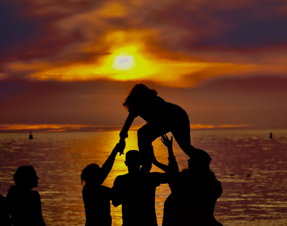 Menschen formen eine Pyramide im Sonnenuntergang – Cassollage-Emotion pur
