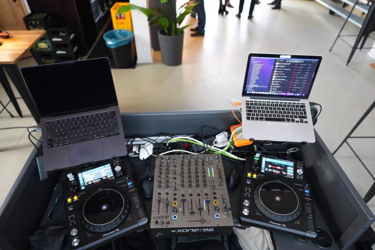 DJ-Technik von Cassollage mit Allen & Heath Xone:96 Mischpult, zwei Pioneer-DJ-Playern und zwei Laptops.