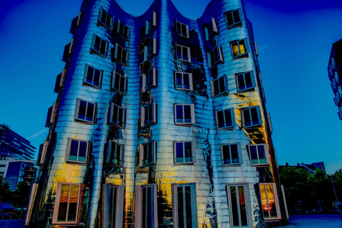 Verzerrte Fassade der Gehry-Gebäude in Düsseldorf bei blauem Abendlicht – Cassollage Stadtfotografie