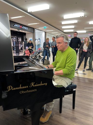Carsten Esser von Cassollage spielt beim Open Piano in den Bilker Arcaden in Düsseldorf.
