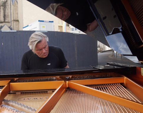 Carsten Esser hinter den Saiten eines offenen Flügels beim Open Piano in Köln.