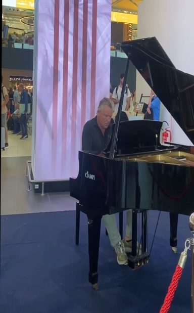 Carsten Esser von Cassollage spielt Klavier am Flughafen in Rom.