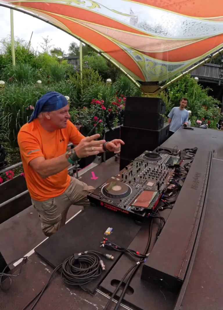 DJ Cassollage auf der Rise Stage beim DJ Bootcamp  Tomorrowland 2024