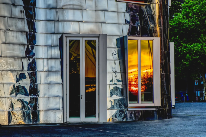 Spiegelung eines Sonnenuntergangs in den Fenstern der Gehry-Bauten in Düsseldorf – Cassollage Architekturaufnahme