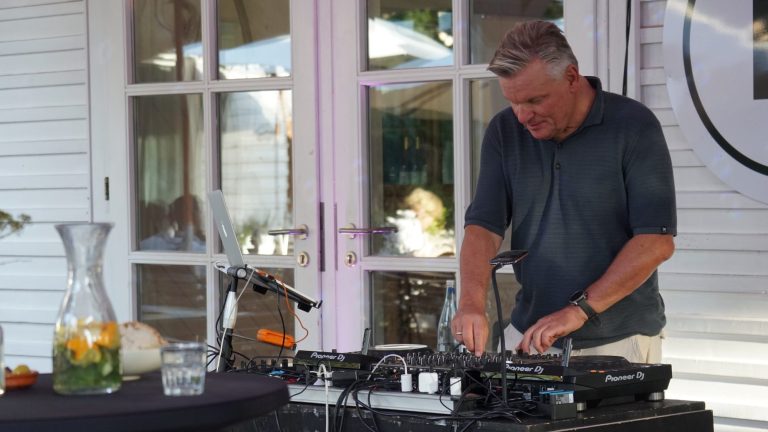 Carsten Esser von Cassollage bedient bei Tageslicht das Mischpult während eines DJ-Auftritts.
