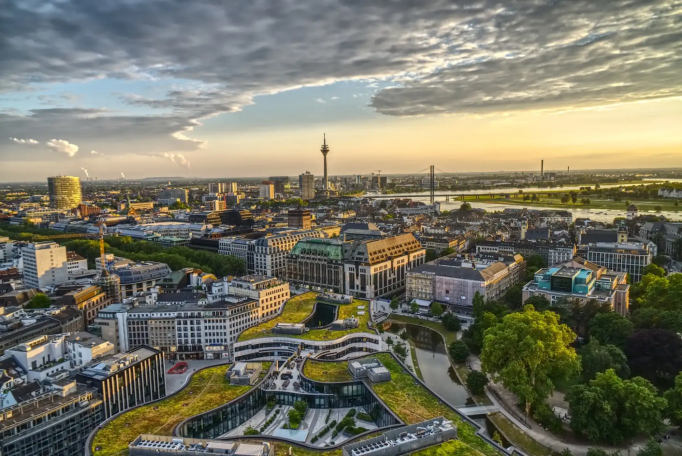 Skyline von Düsseldorf mit Rheinturm bei Sonnenuntergang – Cassollage Heimatperspektive
