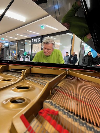 Carsten Esser hinter einem geöffneten Flügel in den Düsseldorfer Bilker Arcaden.