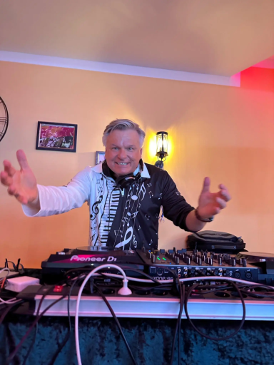DJ Cassollage Karneval 2025 in der Eisdiele Die Kugel auf der Nordstrasse in Düsseldorf