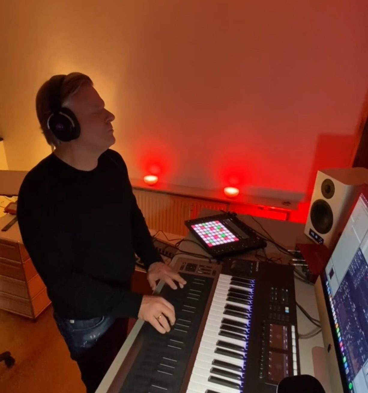 Carsten Esser arbeitet mit Kopfhörern und Keyboard an Musik im Cassollage Studio.