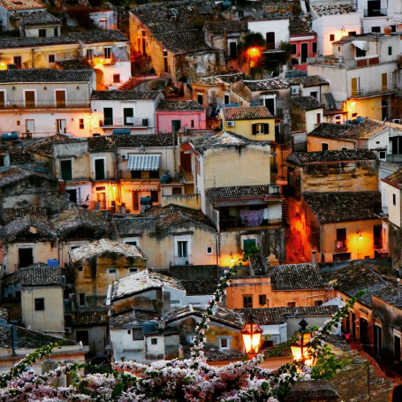 Dicht gedrängte Häuser in mediterranem Stil – Cassollage-Reisefotografie bei Abendlicht