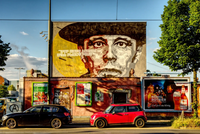 Wandbild von Joseph Beuys an einer Hauswand in Düsseldorf – urbane Kunstfotografie von Cassollage