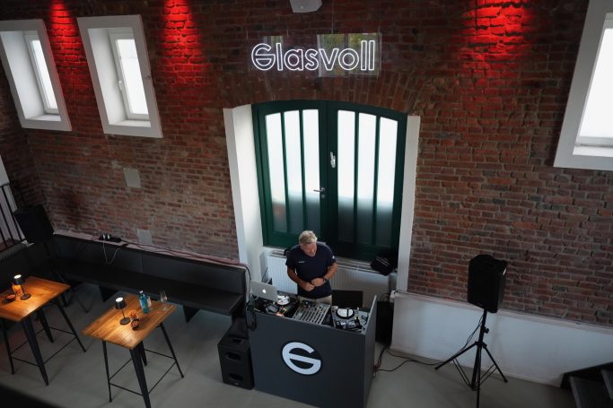 Cassollage-DJ-Setup im Glasvoll mit Mischpult und Lautsprechern, von oben fotografiert.