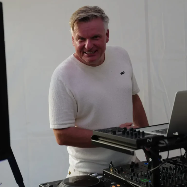 Cassollage – Event DJ Düsseldorf & NRW Cassollage – DJ aus Düsseldorf bei einem Live-Auftritt am DJ-Pult