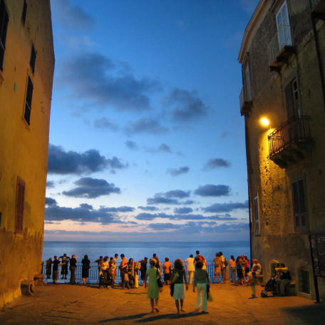 Menschen blicken beim Sonnenuntergang aufs Meer – emotionale Szene in Cassollage-Fotografie
